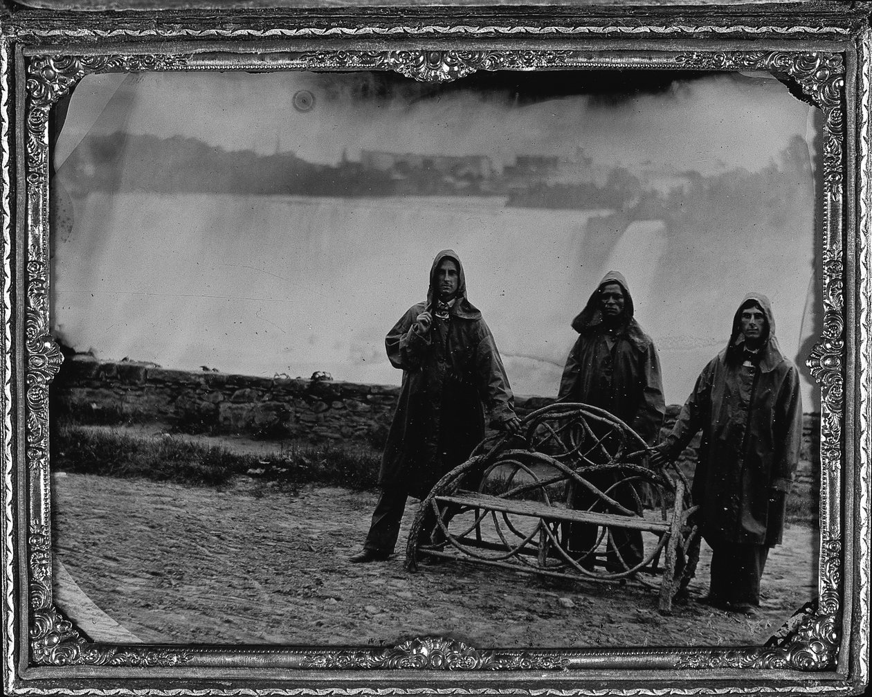 Gruppporträtt vid Niagarafallen, ca 1855 (heltallrik ambrotye) av Unknown photographer
