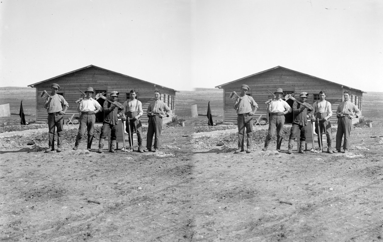 Grupporträtt av judiska bosättare på en kibbutz i Palestina. ca 1923 av Unknown photographer