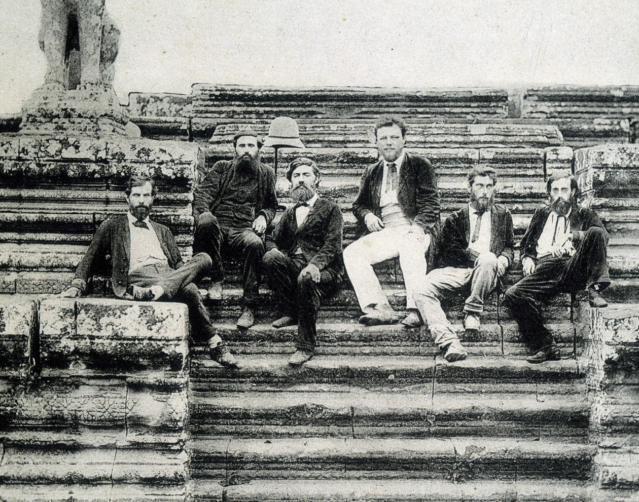 Gruppporträtt av medlemmar av Mekong Exploration Expedition 1866-1868 (Garnier, Doudart de Lagrée) på trappan till Angkor Vat. av Unknown photographer