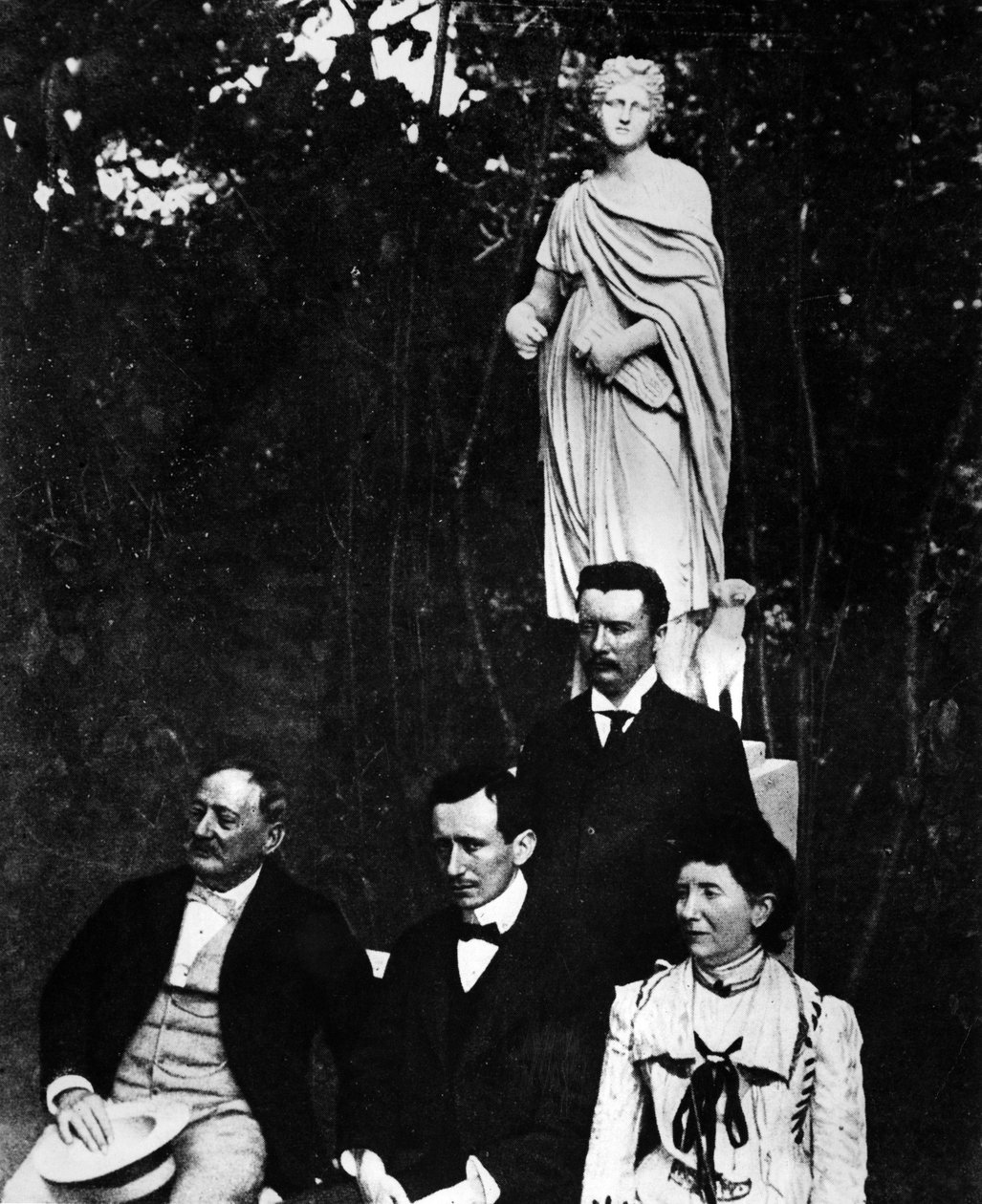 Guglielmo Marconi (1874-1937), italiensk fysiker och uppfinnare med sina föräldrar och bror Alfonso i Pontecchio 1897. av Unknown photographer