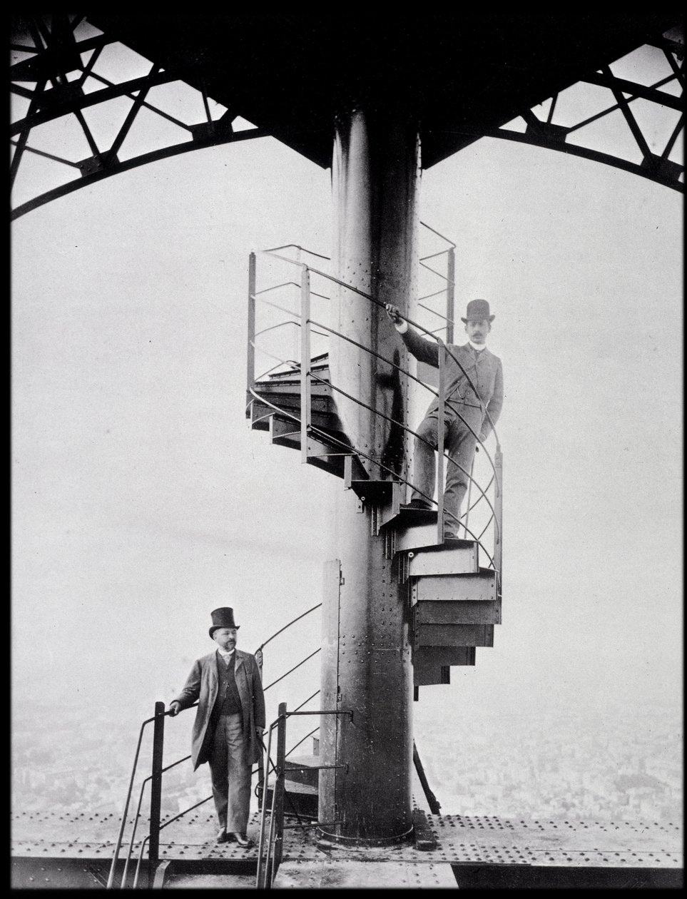 Gustave Eiffel och hans svärson Adolphe Salles på trappan till Eiffeltornet, Paris av Unknown photographer