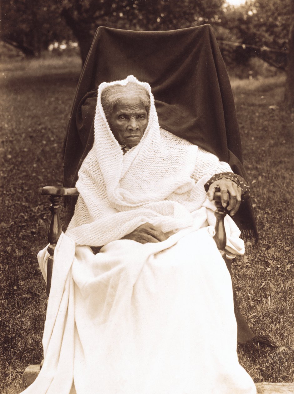 Harriet Tubman, fullängdsporträtt, sittande i stol, vänd framifrån, troligen hemma i Auburn, New York av Unknown photographer