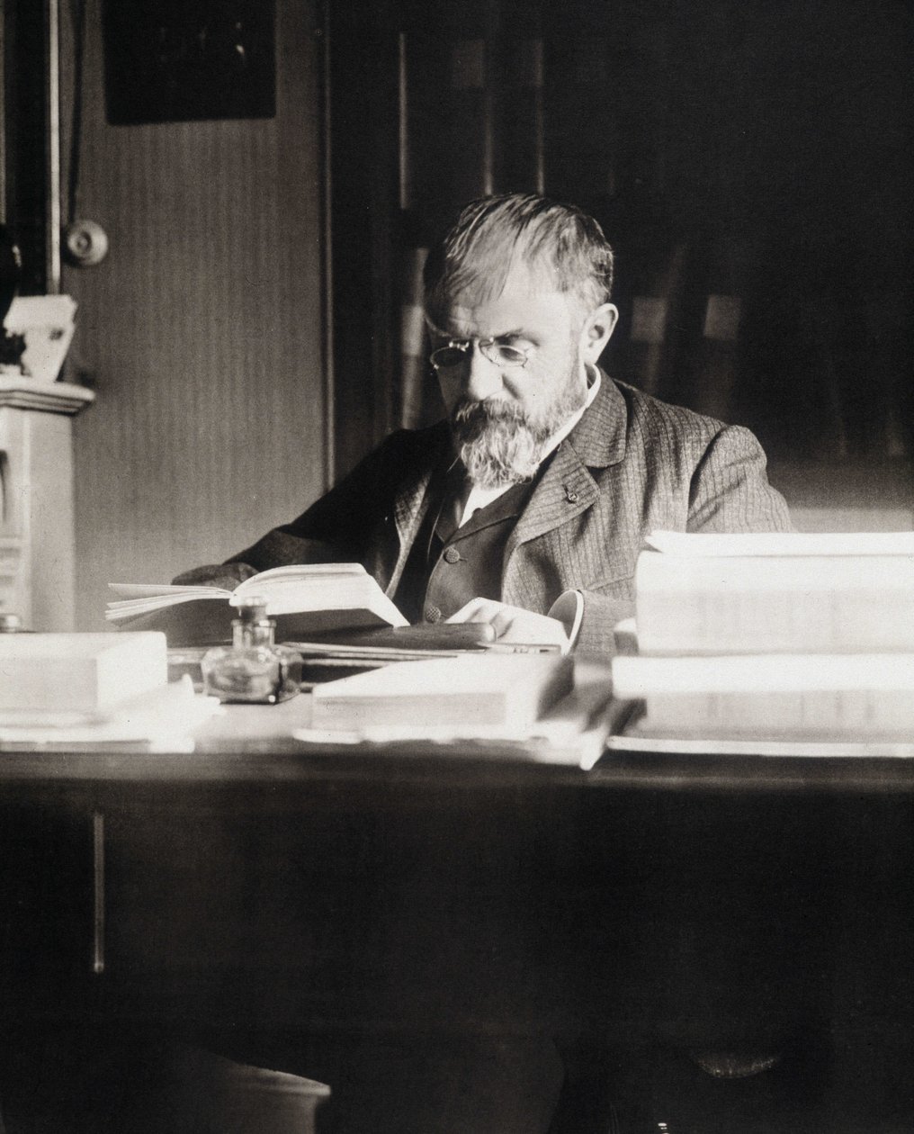Henri Poincaré vid sitt arbetsbord - Bibl. från Ecole Polytechnique av Unknown photographer