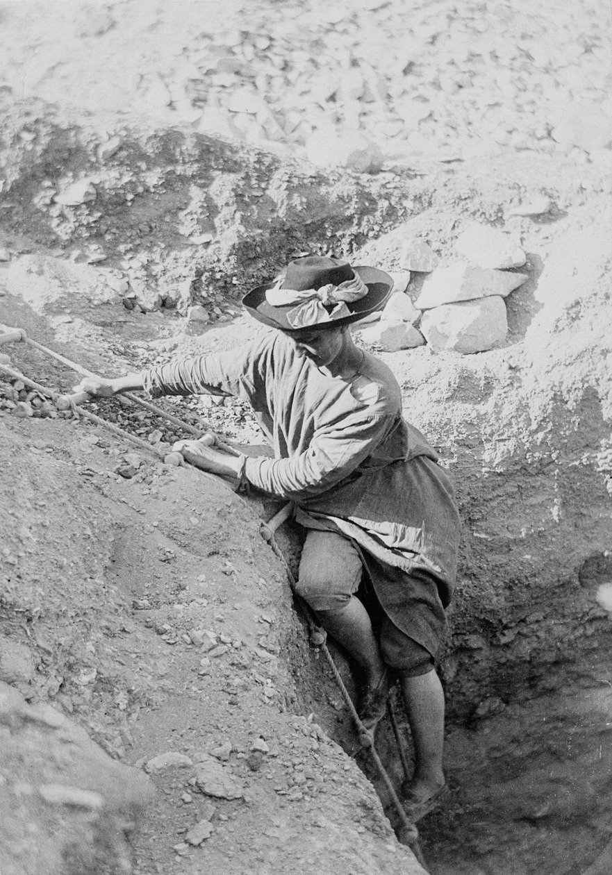 Hilda Petrie (född Urlin) går ner med en repstege in i ett gravschakt, möjligen vid Denderah av Unknown photographer