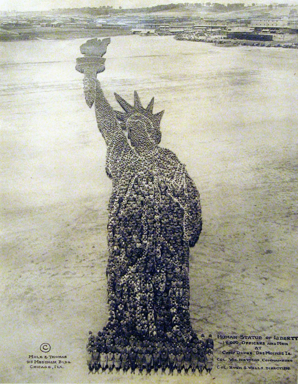 Mänsklig frihetsgudinna formad av amerikanska soldater av Unknown photographer