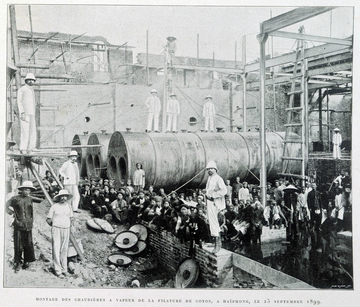 Installation av ångpannor av Haiphong bomull spinning den 25/9/1899 - i "" Le Tonkin en 1900" av Robert Dubois. av Unknown photographer