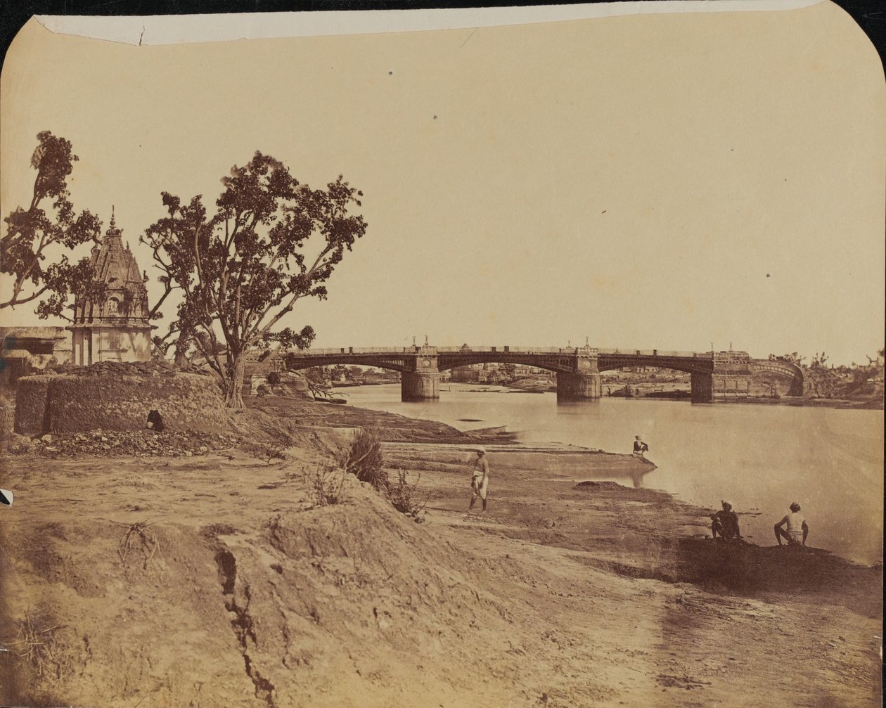 Järnbro med stenpirer, med civila i förgrunden, Gumti River, Lucknow av Unknown photographer