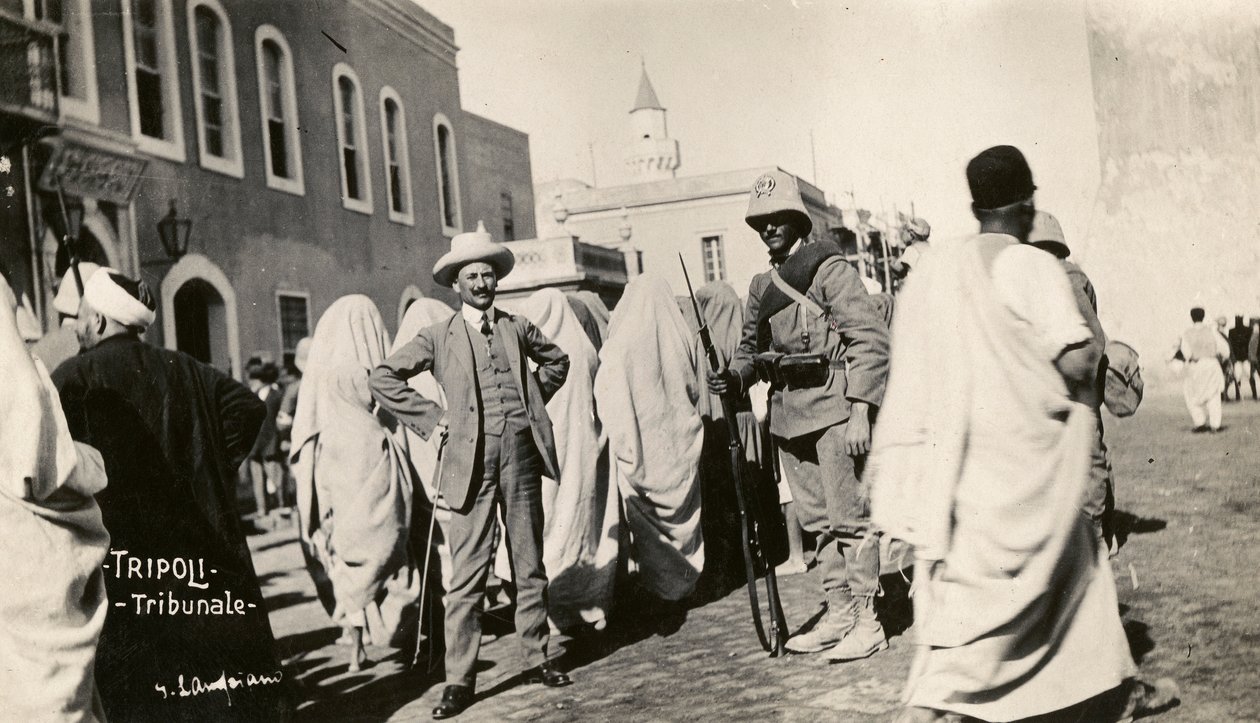 Italo-turkiska kriget, tripolitania, människor och soldater inför domstolen av Unknown photographer