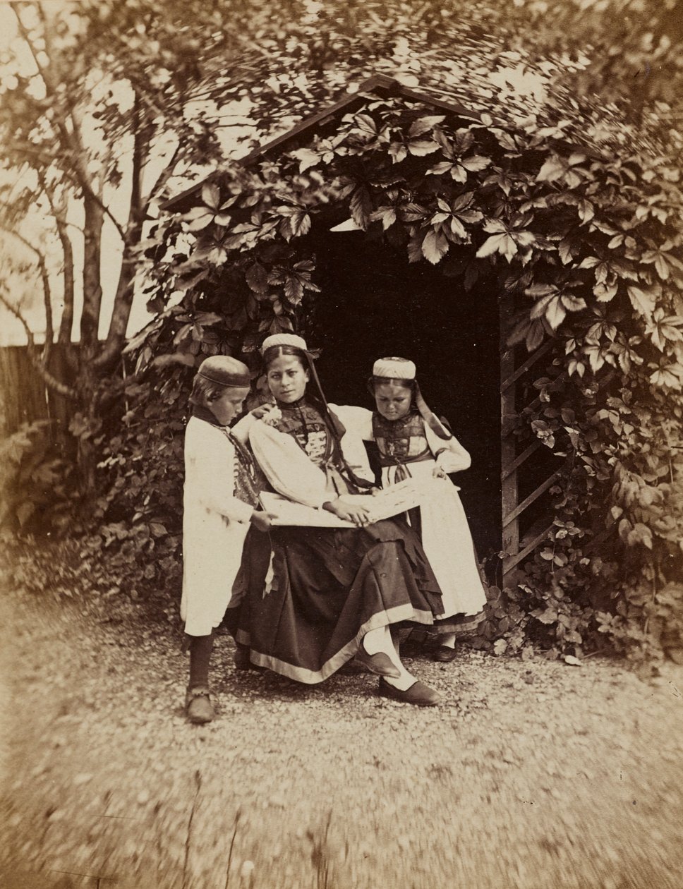 "La Foret Noire - etudes , impressions  voyages sur les bords du Rhin ": Porträtt av en kvinna med två barn i traditionell klädsel från Schwarzwald av Unknown photographer