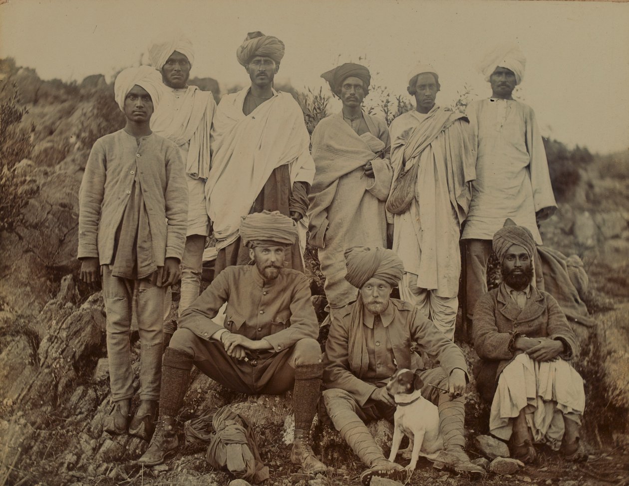 Löjtnant S Edwardes med sin hund Biddy, 1895 ca av Unknown