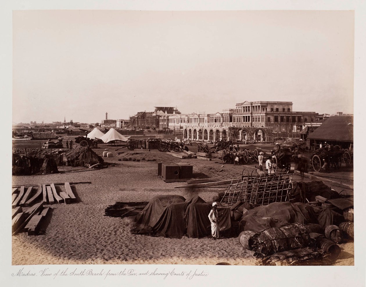 Madras Utsikt över South Beach från piren och visar Courts of Justice, ca 1885 (sepiafoto) av Unknown photographer