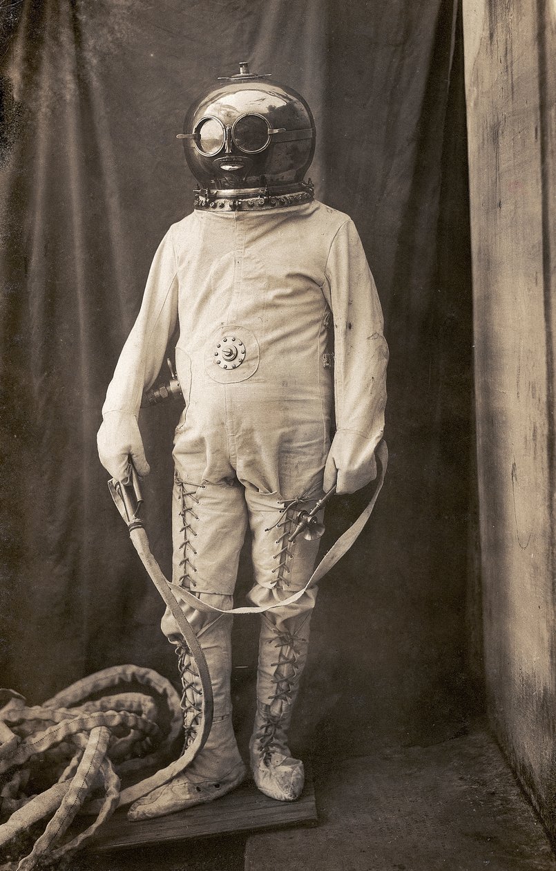 Man med dykardräkt för att skydda honom från eld av Unknown photographer