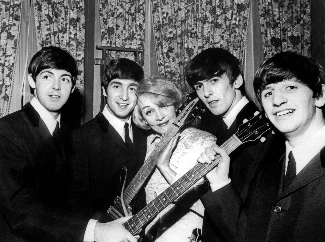 Marlene Dietrich med bandet Beatles Paul McCartney John Lennon George Harrison och Ringo Starr November 1963 av Unknown photographer