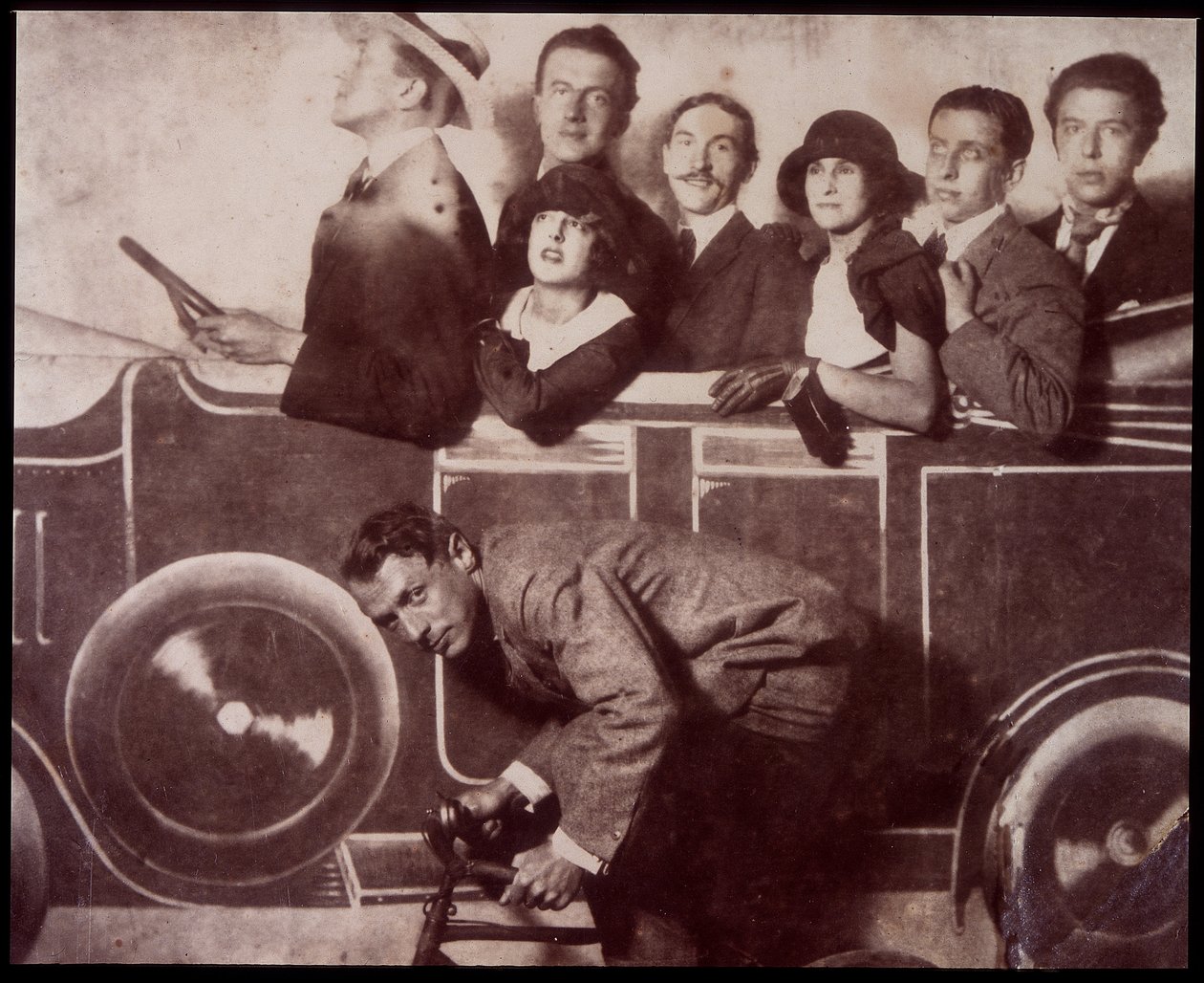 Max Morise, Simone Breton, Paul Eluard, Joseph Delteil, Gala Desnos, Andre Breton och Max Ernst (på cykeln), på Foire de Montmartre av Unknown photographer