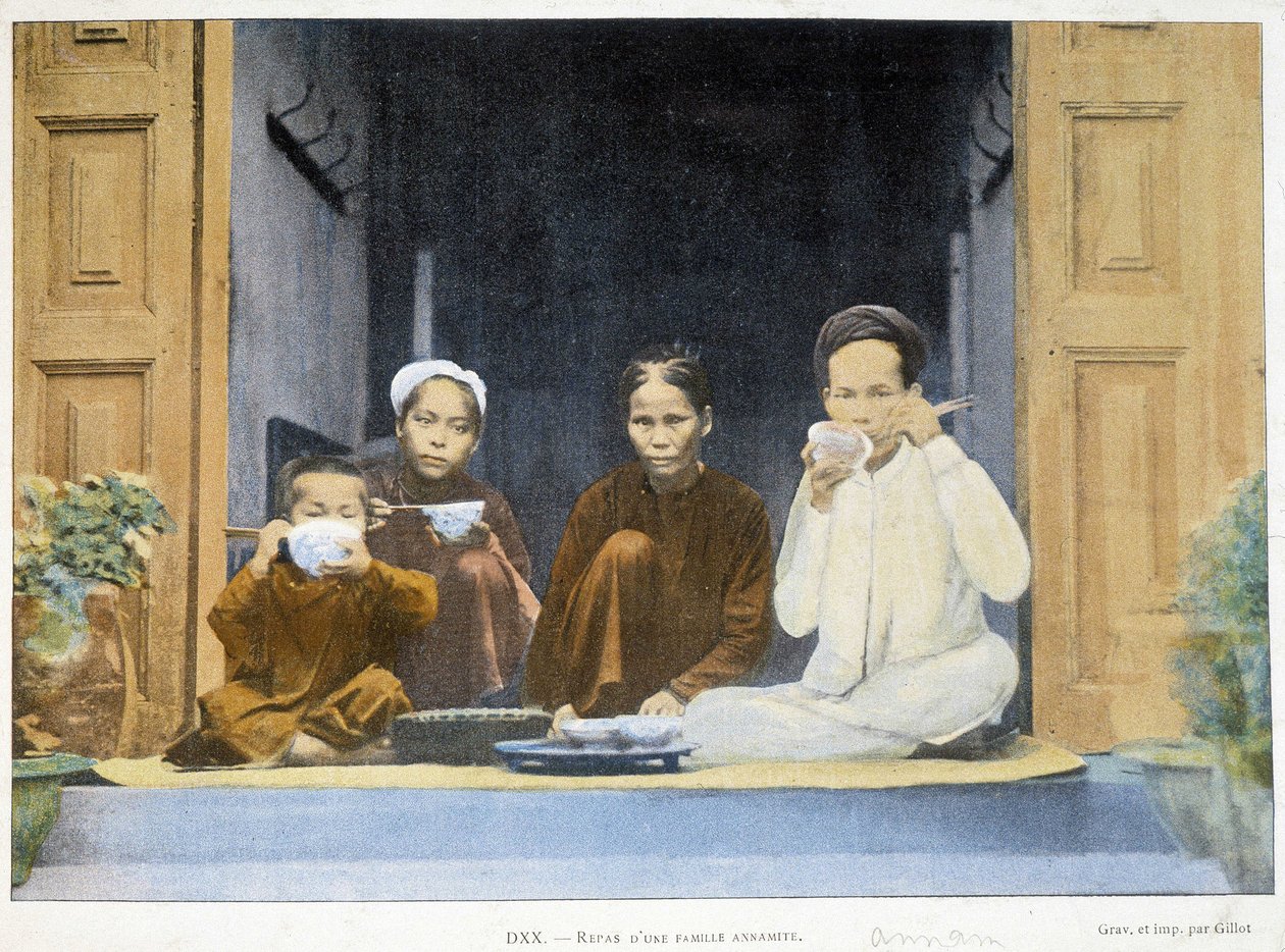 Meal of an Annamite family, v. 1895, "" Around the World", sent 1800-tal. av Unknown photographer