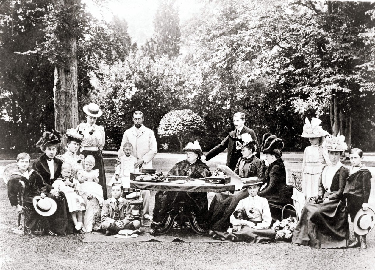Medlemmar av den brittiska kungafamiljen inklusive kung George V, kung Edward VIII runt drottning Victoria på en trädgårdsfest. Fotografering mellan 1895 och 1901. av Unknown photographer