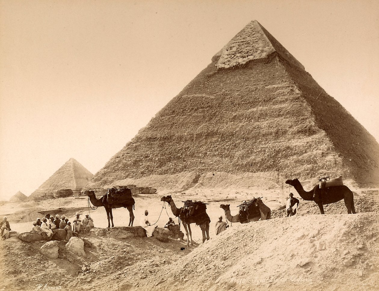 Män och kameler framför pyramiden i Chefren av Unknown photographer