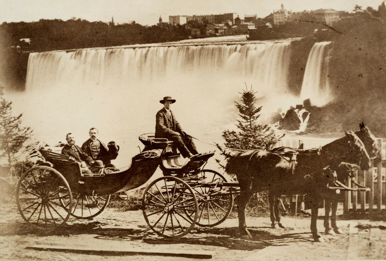 Män i en vagn som stannat nära ett vattenfall. av Unknown photographer