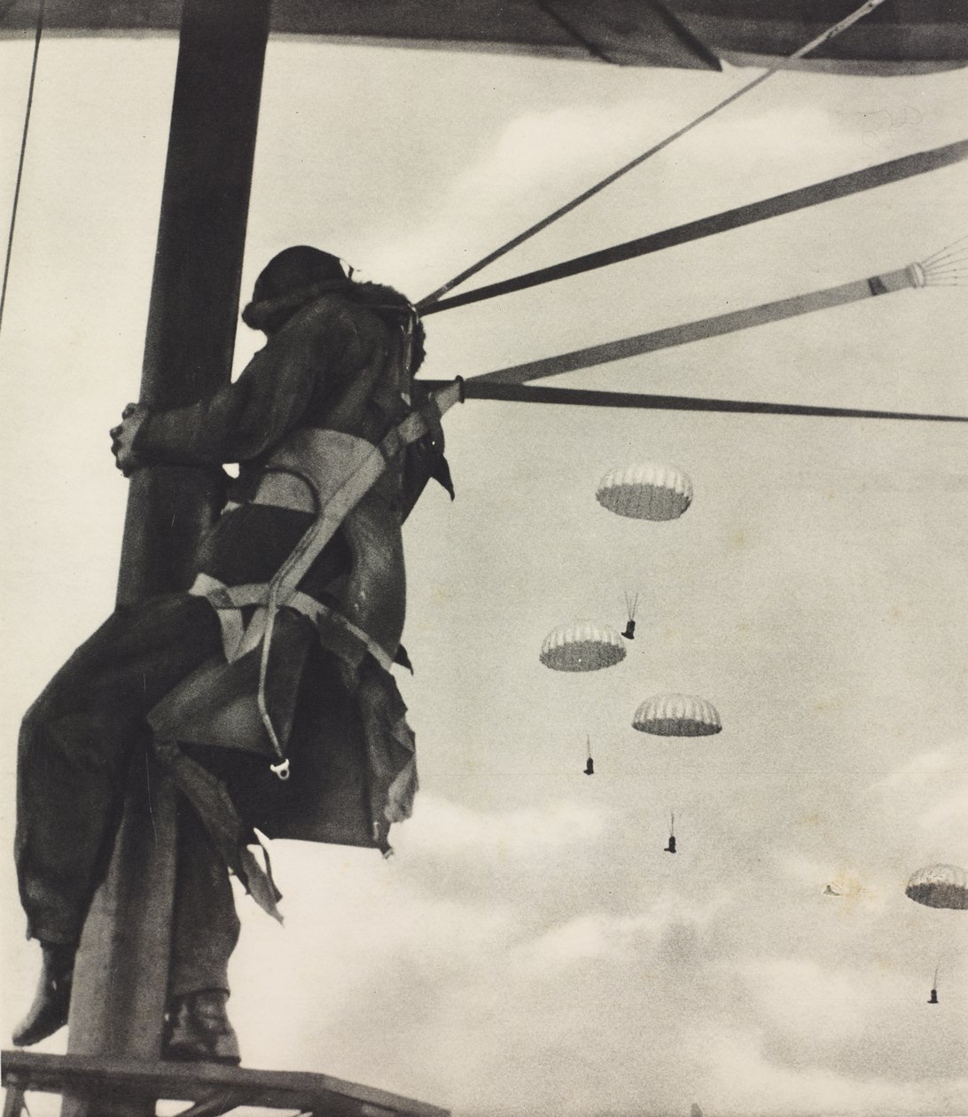 RAF-flygare redo att lämna flygplanet med fallskärm, ögonblick före nedsläpp, foto från Illustrated London News, 29 juni av Unknown photographer