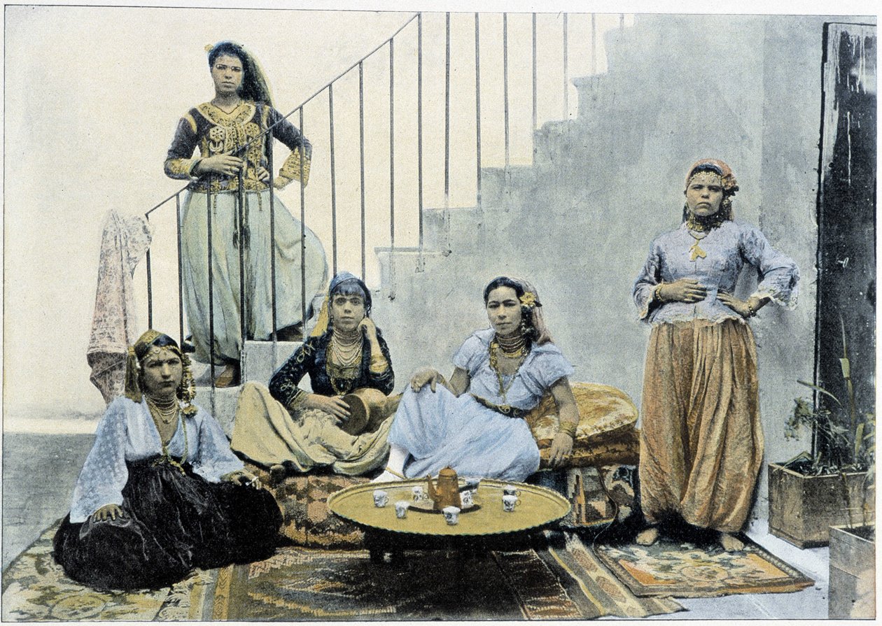 Moriska kvinnor i Alger dricker te - autokrom, sent 1800-tal av Unknown photographer