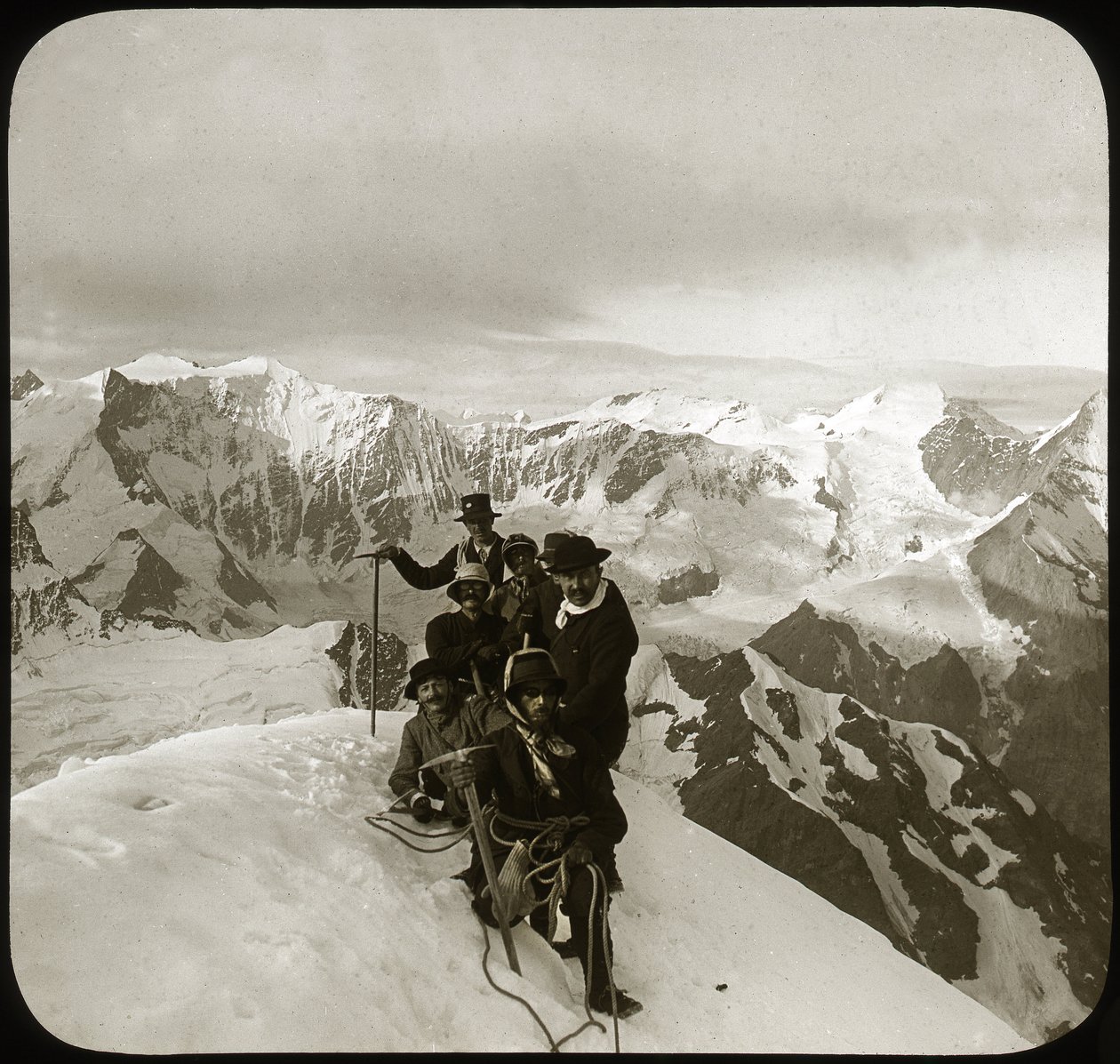 Bergsbestigning i slutet av 1800-talet eller början av 1900-talet: grupp bergsbestigare på toppen av Wetterhorn (bokstavligen "Tidens horn", 3 692 m), toppen av Wetterhornermassivet, Bernalperna, kantonen Bern, Schweiz - klättring, cordee - fotog av Unknown photographer