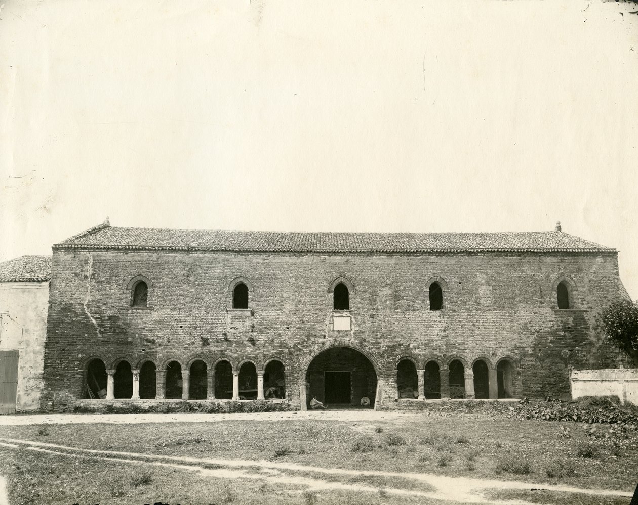Palazzo della Ragione, Pomposa abbey, Emilia-Romagna, Italia, ca 1890swed av Unknown photographer
