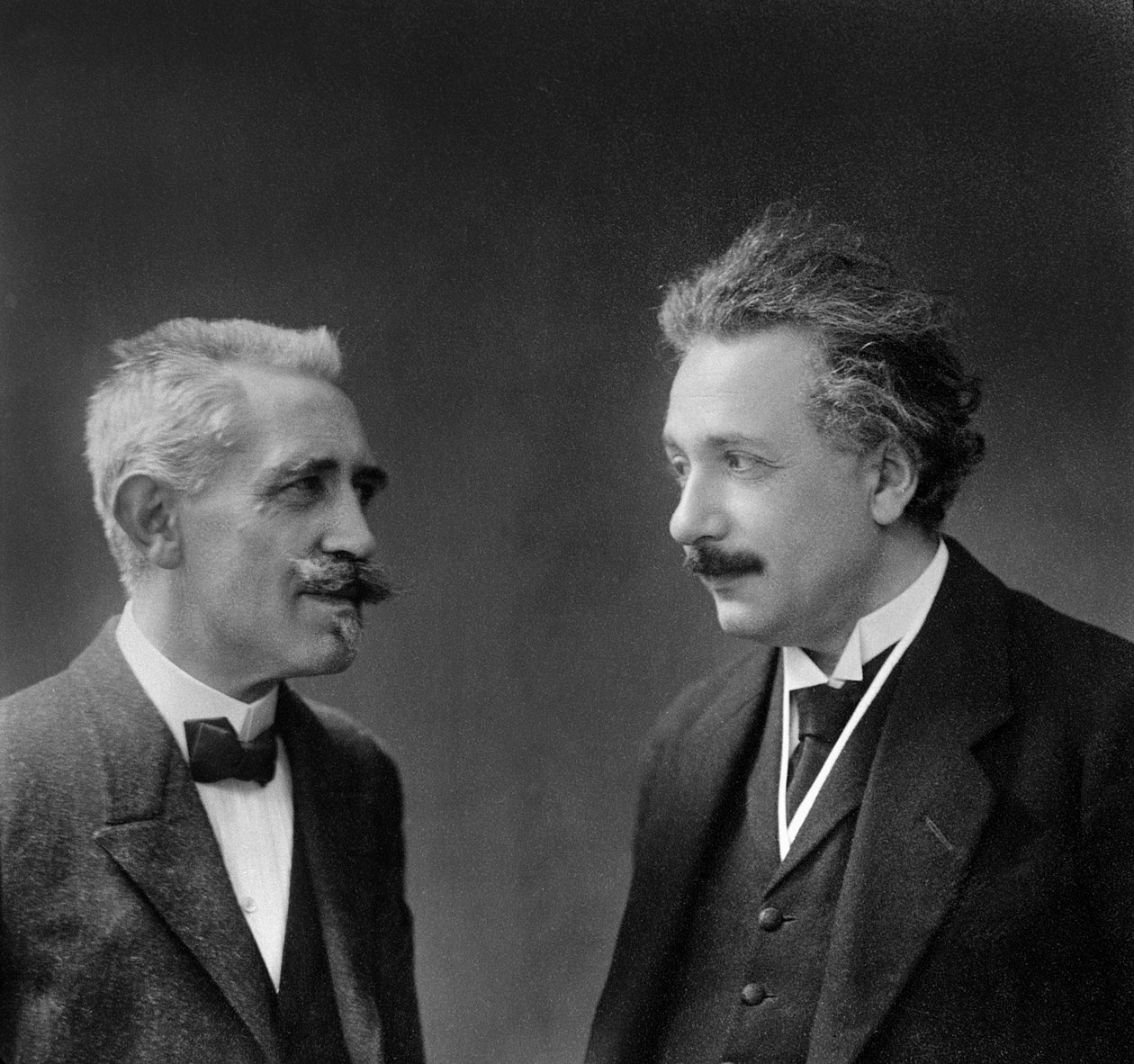 Paul Langevin och Albert Einstein av Unknown photographer