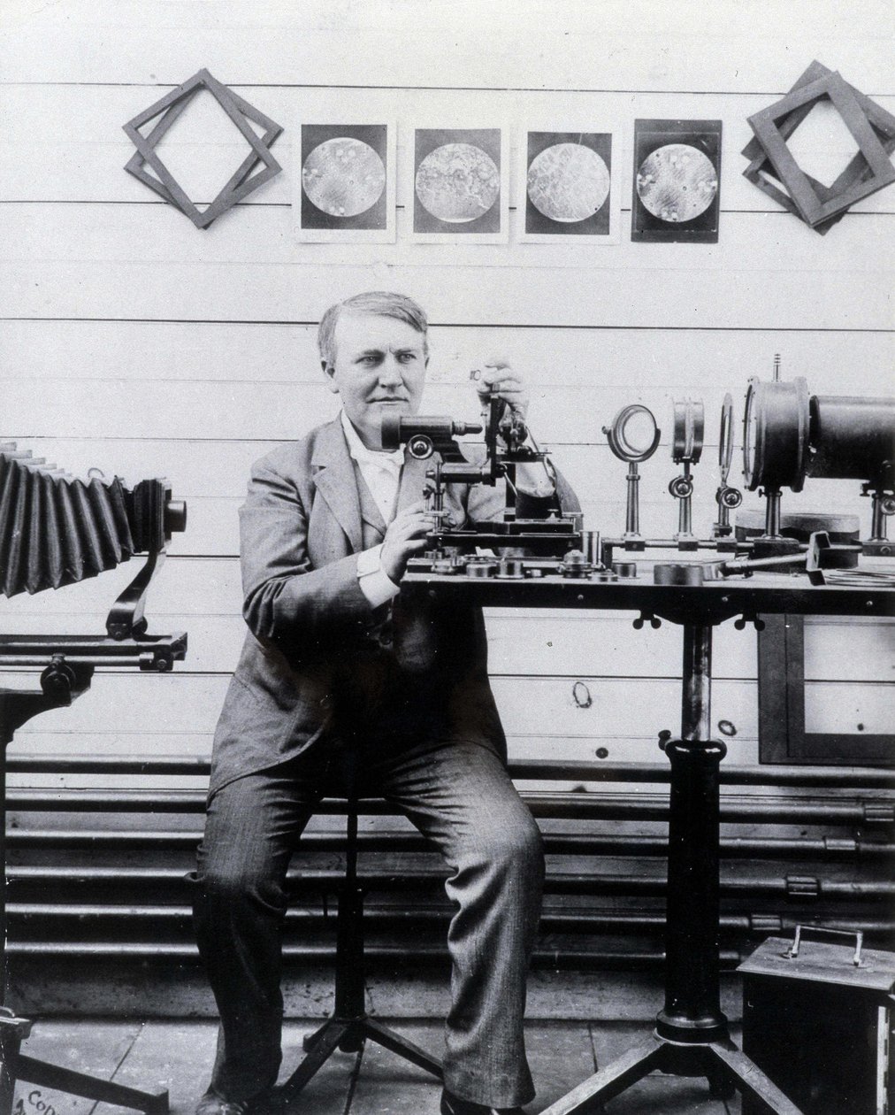 Foto på Thomas-Alva Edison framför sin fonograf. av Unknown photographer