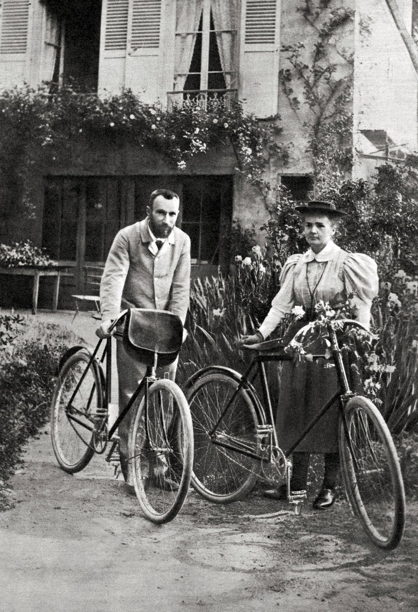 Pierre och Marie Curie i sin trädgård av Unknown photographer