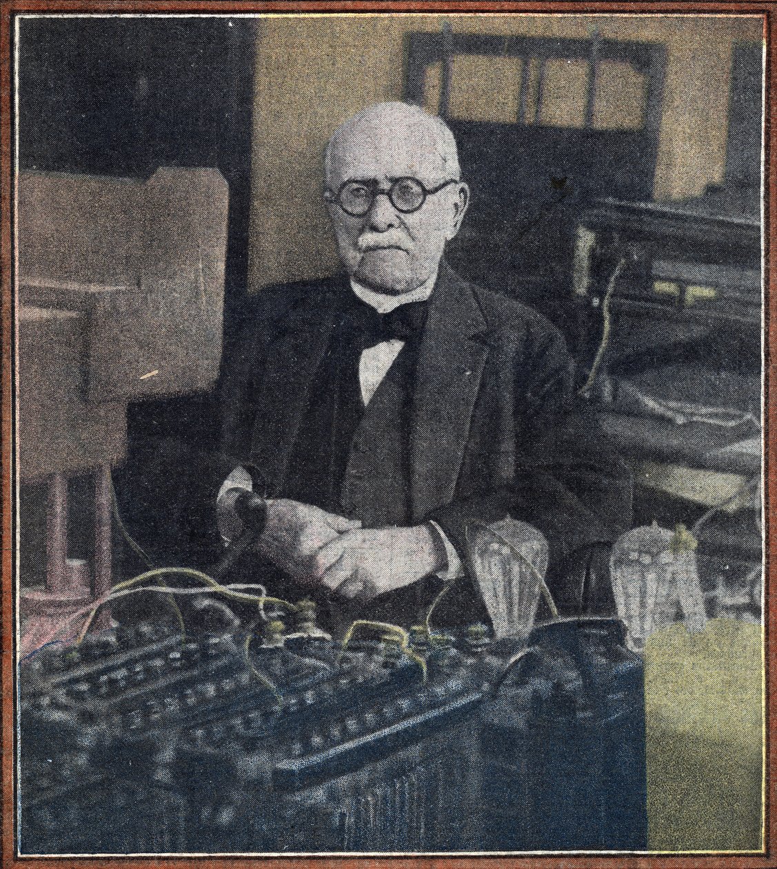 Porträtt av Edouard Branly (1844-1940) fysiker (Porträtt av den franske uppfinnaren och fysikern Edouard Branly) Från "Le pelerin" maj 1934 Privat samling av Unknown photographer