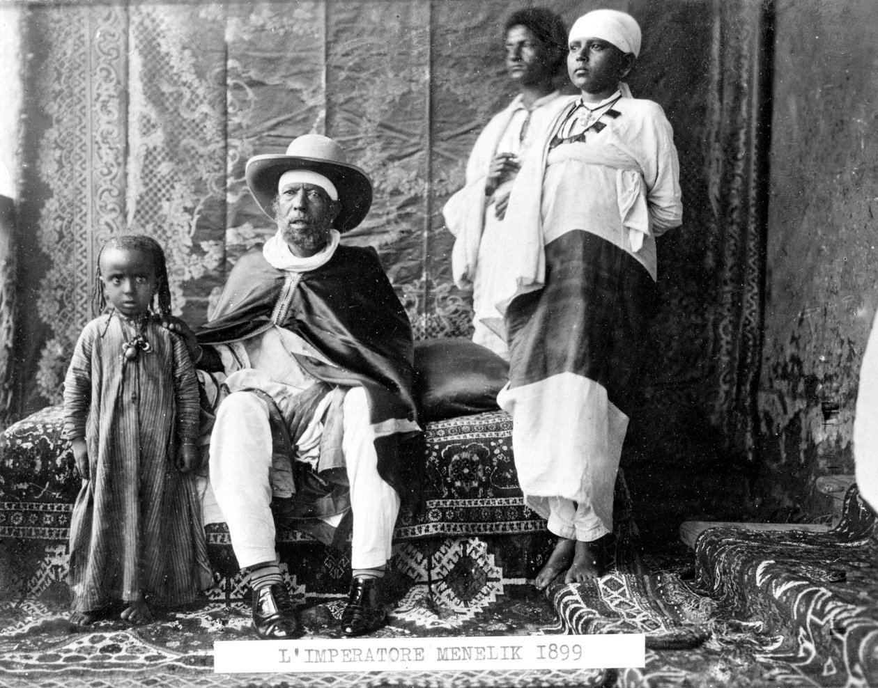 Porträtt av kejsar Menelik II av Etiopien (1844 - 1913) med sin familj. av Unknown photographer