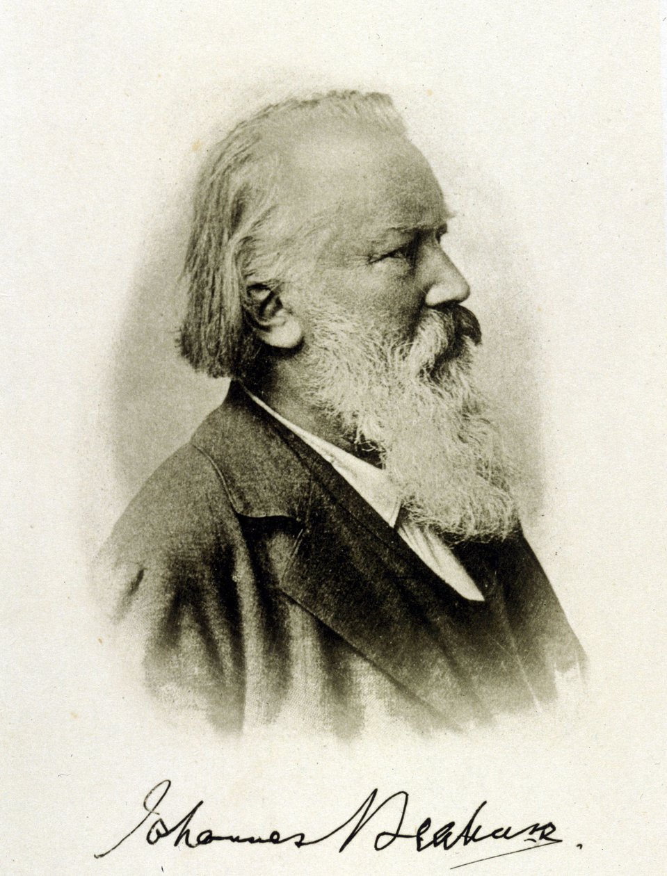 Porträtt av Johannes Brahms (1833 - 1897), tysk kompositör på ett autograffotografi. av Unknown photographer