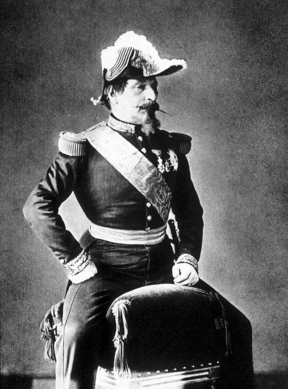 Porträtt av Napoleon III sittande i califourchon på en pall. av Unknown photographer