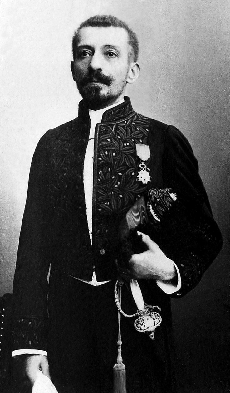 Porträtt av Pierre Loti (1850-1923), författare och officer vid franska flottan, i akademisk kostym. av Unknown photographer
