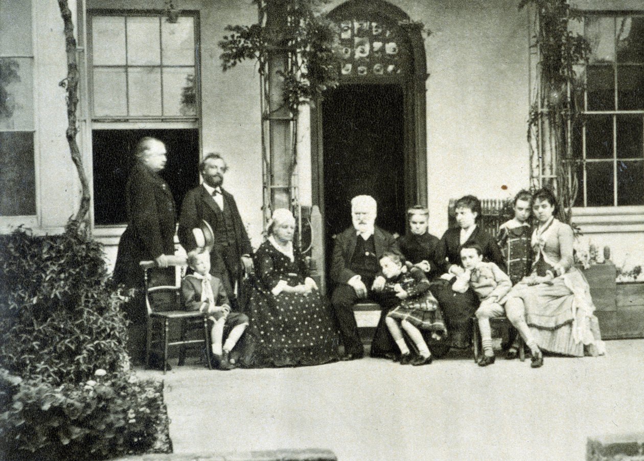Porträtt av Victor Hugo i exil på Guernsey 1866 med Juliette Drouet till höger. av Unknown photographer
