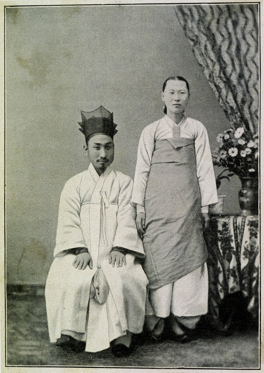Porträtt av en Coreen-tjänsteman och hans hustru i slutet av 1800-talet. av Unknown photographer