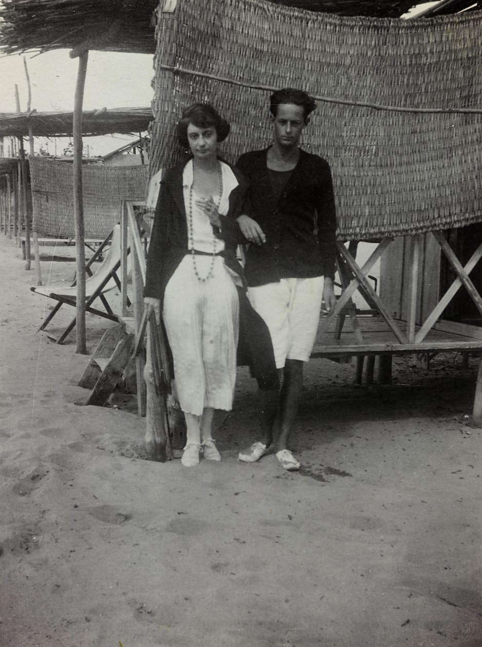 Porträtt av ett par på stranden, Versilia av Unknown photographer