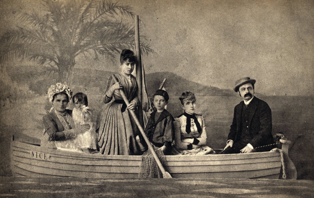 Porträtt av en familj med en fotograf, iscensatt i en båt. Fotografi, sent 1800-tal, Paris. Coll. Selva. av Unknown photographer