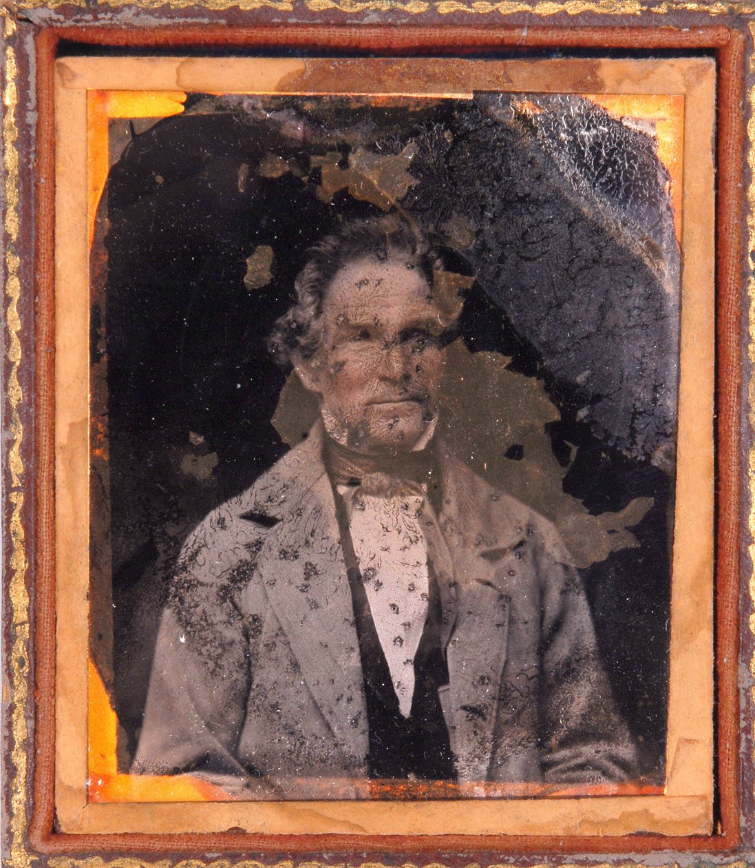 Porträtt av en man. Daguerreotypi (Daguerre) under ram cirka 1850. av Unknown photographer