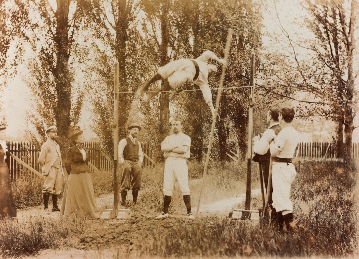 Porträtt av en man som tränar stavhopp framför några åskådare av Unknown photographer