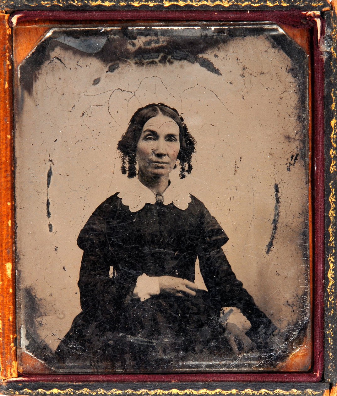 Porträtt av en kvinna. Daguerreotypi (Daguerre) under ram cirka 1850. av Unknown photographer