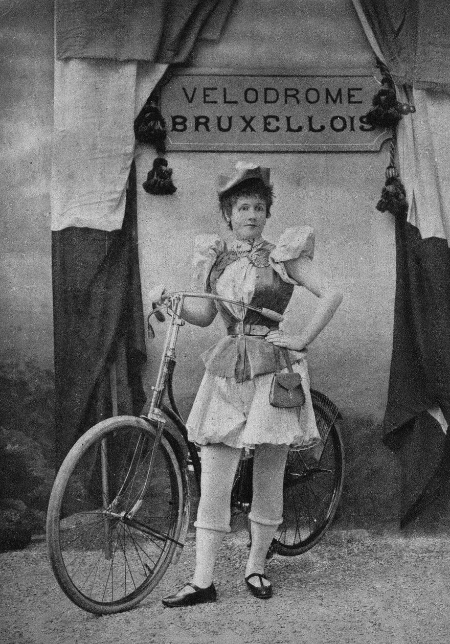 Porträtt av en kvinna cyklist. Fotografi, sent 1800-tal, Paris. Coll. Selva. av Unknown photographer