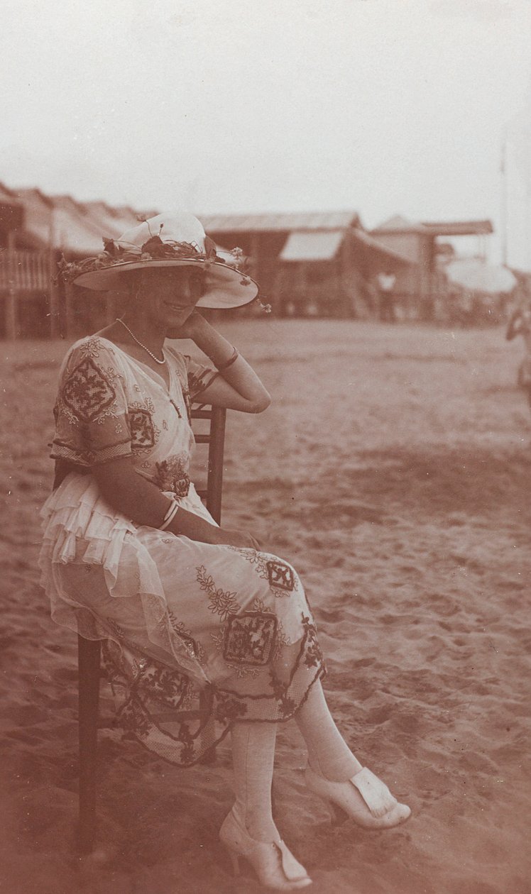 Porträtt av en kvinna på stranden i Viareggio av Unknown photographer