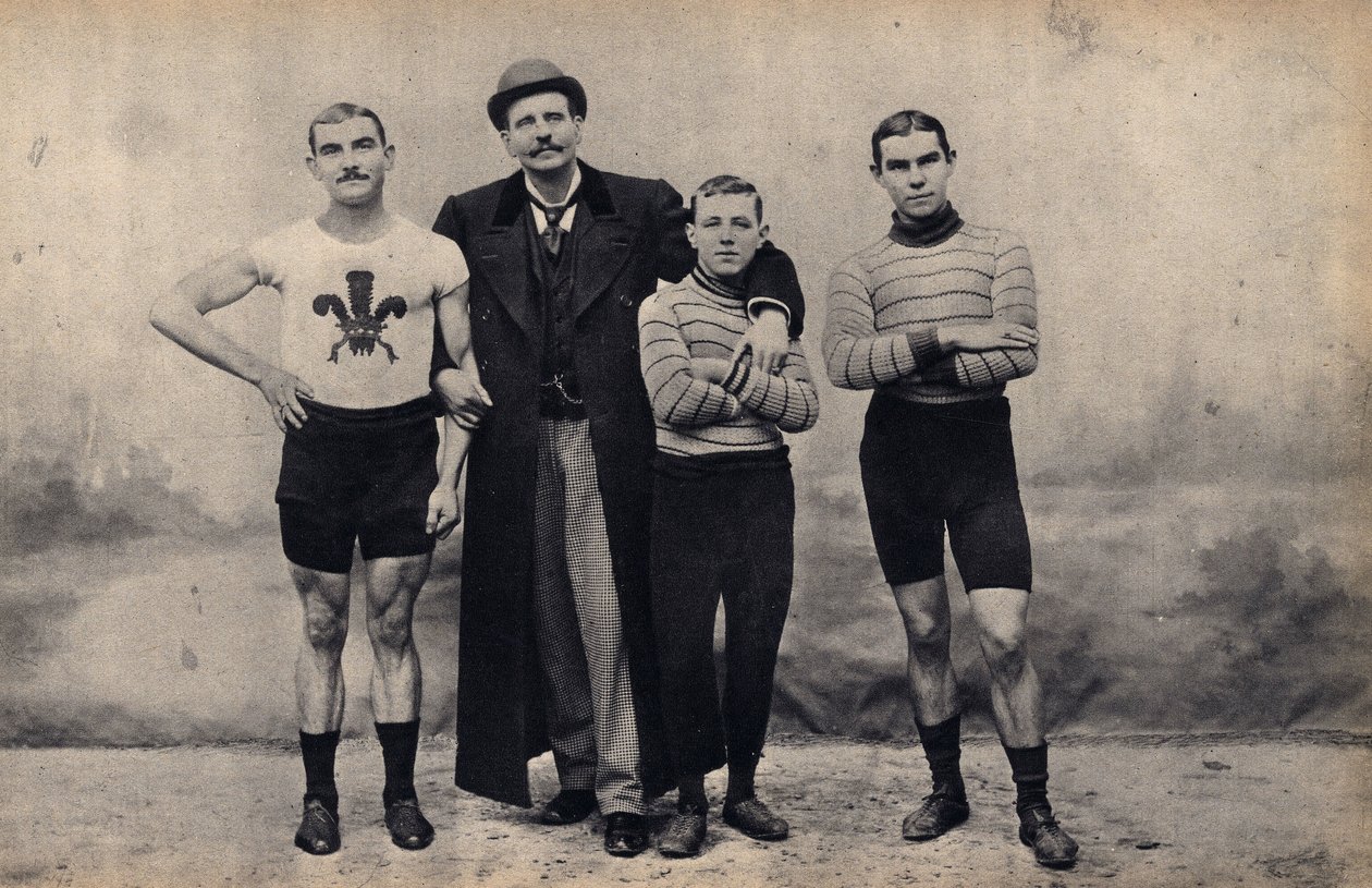 Porträtt av gladiatorcykellaget. Fotografi, sent 1800-tal, Paris. Coll. Selva. av Unknown photographer