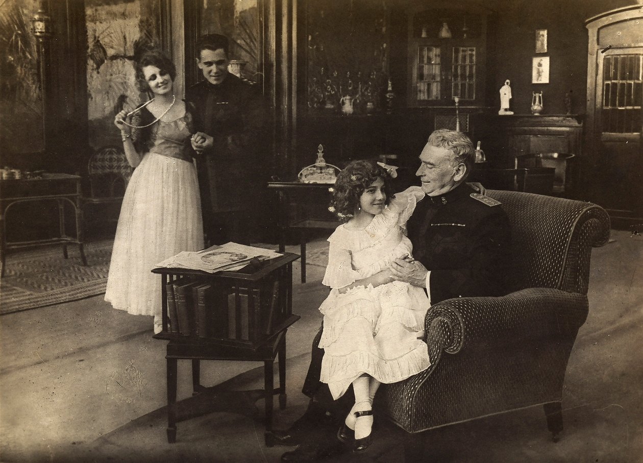 Porträtt av skådespelerskan Cecyl Tryan vid inspelningen av filmen "Spirale della morte" från 1918 av Unknown photographer
