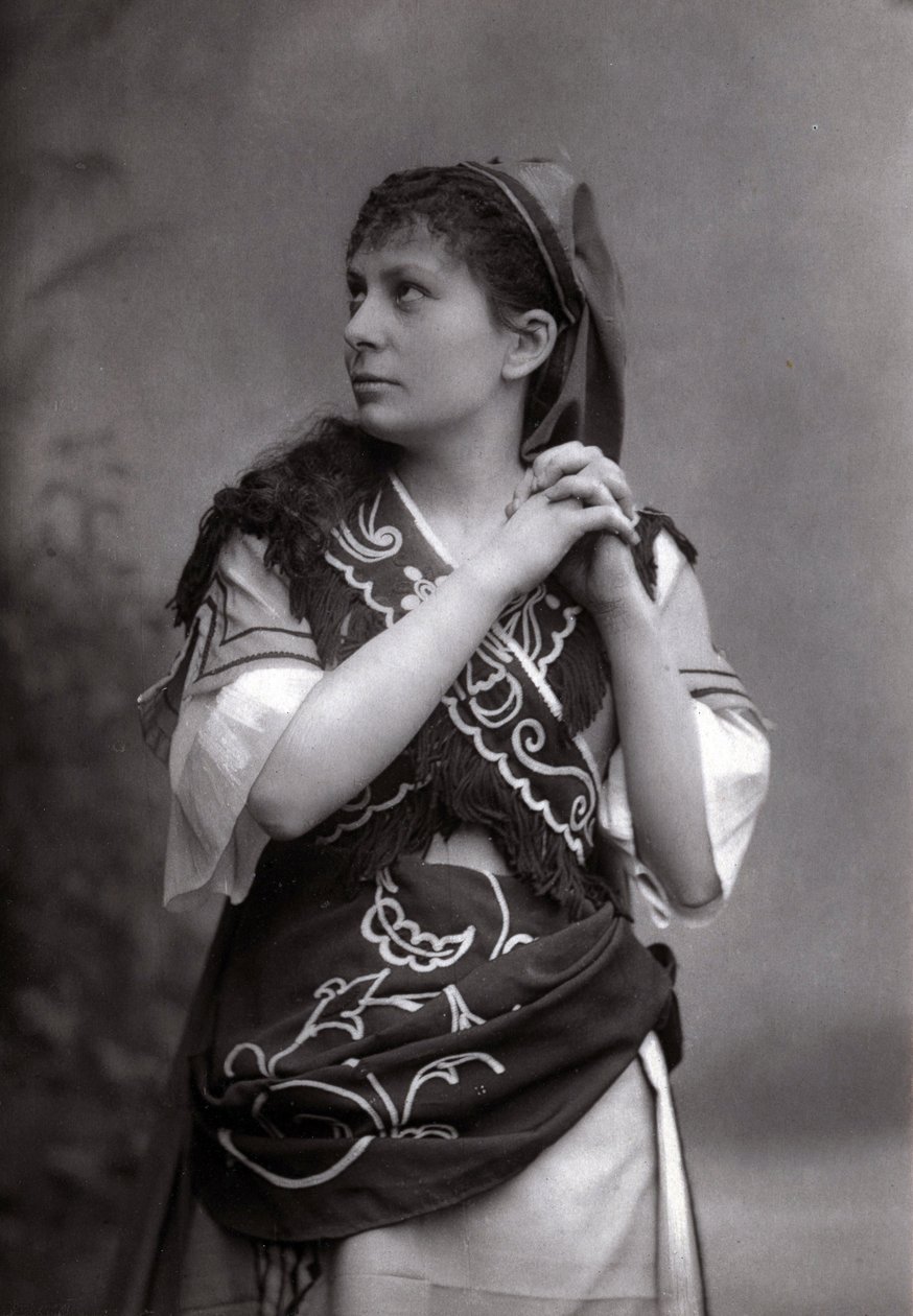 Porträtt av sopranen Elisabeth Janvier i "Le Tribut de Zamora"" av Charles Gounod 1881. av Unknown photographer