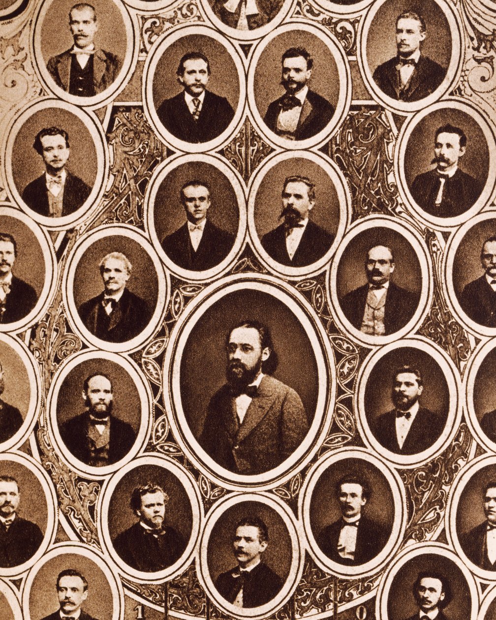 Porträtt av medlemmar i Prags provisoriska teaterorkester, med Antonin Dvorak och Bedrich Smetana av Unknown photographer