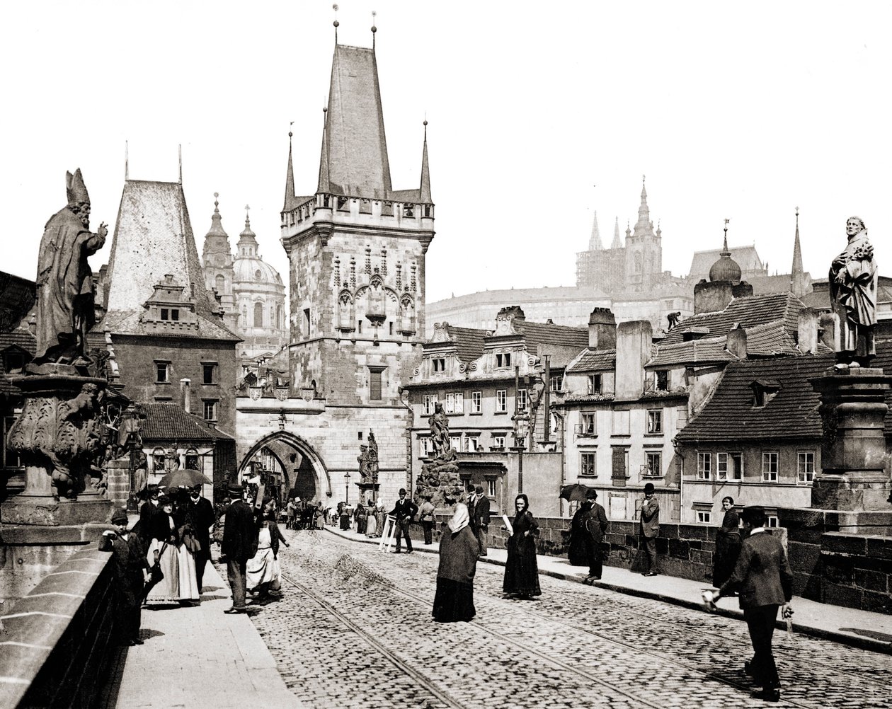 Prag. Karlsbron och det gamla tornet. omkring 1890. av Unknown photographer
