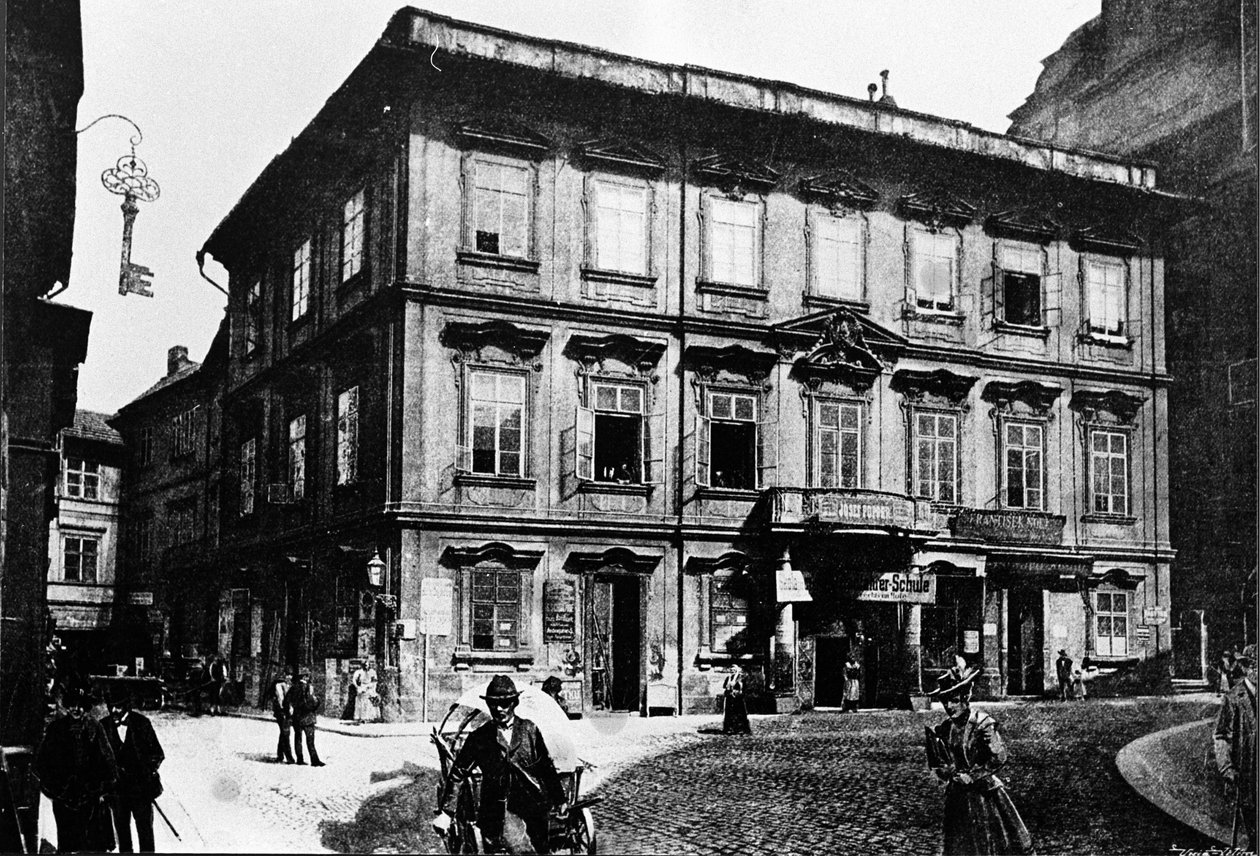 Prag, före 1897. Byggnaden där författaren Franz Kafka föddes. av Unknown photographer
