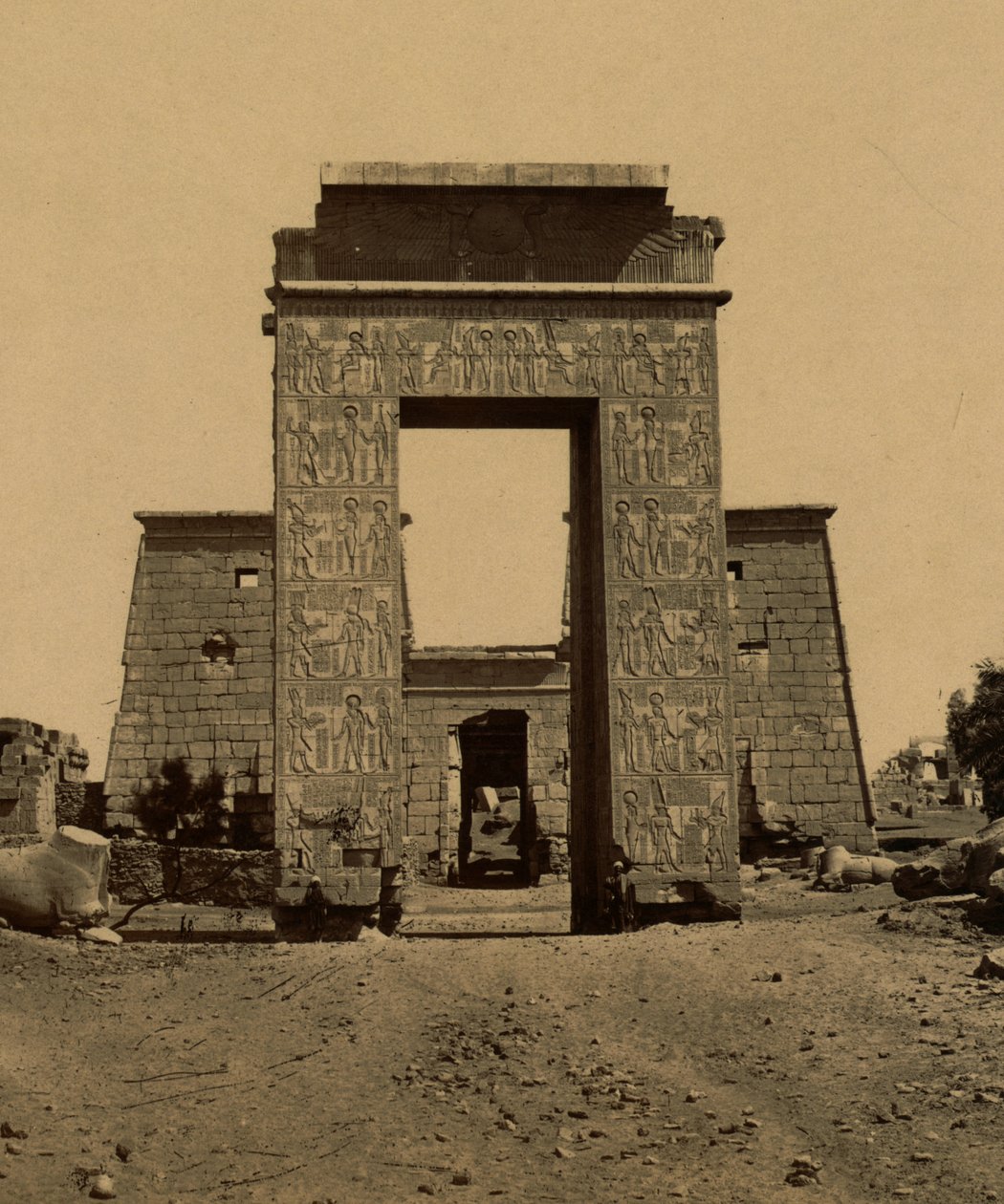 Propylon (triumfbåge) och pylon i Ramsarnas dal, en del av Ramses IV:s tempel i Thebe. 1880 (foto) av Unknown photographer